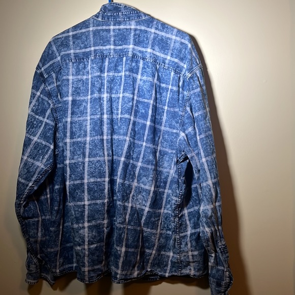MENS DISTRESSED DENIM BUTTON DOWN SHIRT - Picture 5 of 5